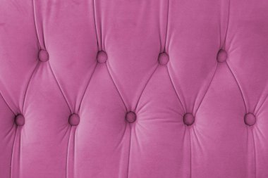 Capitone, elmas işlemeli yumuşak kumaşlı, düğmeli dekoratif arka plan. Klasik retro Chesterfield tarzı, lüks döşeme, pembe doku, mobilya, duvar, yatak başlığı, kanepe, kanepe