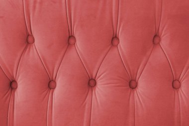 Capitone, elmas işlemeli yumuşak kumaşlı, düğmeli dekoratif arka plan. Klasik retro Chesterfield tarzı, lüks döşeme kırmızı desen, mobilya, duvar, yatak başlığı, kanepe, kanepe