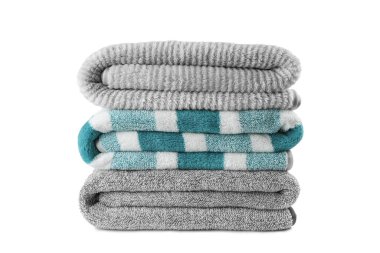 Yumuşak kabarık çizgili gri ve turkuaz banyo havluları beyaz arka planda izole edilmiş. Terry bezi, çizgili havlu dokusu, pamuk banyosu tekstili ya da mikrofiber plaj havlusu malzemesi.