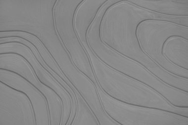 Rastgele dışbükey çizgileri ve dalga desenleri olan hacimli kabartma kabartma yüzeyi olan alçı duvar, gri alçı taşı dokusu paneli. İç dekorasyon, tasarım elemanı. Duvar kağıdı, arkaplan, arkaplan, kopyalama alanı