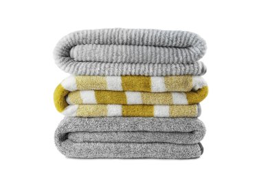 Beyaz arka planda izole edilmiş yumuşak kabarık çizgili gri ve sarı banyo havluları. Terry bezi, çizgili havlu dokusu, pamuk banyosu tekstili ya da mikrofiber plaj havlusu malzemesi.