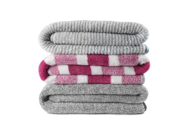 Beyaz arka planda izole edilmiş yumuşak kabarık çizgili gri ve pembe banyo havluları. Terry bezi, çizgili havlu dokusu, pamuk banyosu tekstili ya da mikrofiber plaj havlusu malzemesi.