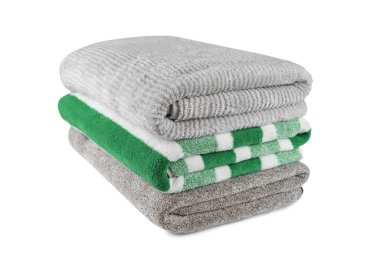 Yumuşak, kabarık çizgili gri ve yeşil banyo havluları beyaz arka planda izole edilmiş yığınla. Terry bezi, çizgili havlu dokusu, pamuk banyosu tekstili ya da mikrofiber plaj havlusu malzemesi.