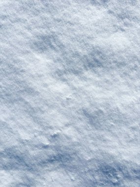 Doğal taze kar dokusu, güneşli bir günde kar kabuğunun yüzeyi. Karlı zemin, kış arkaplanı 