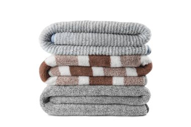 Beyaz arka planda izole edilmiş yumuşak kabarık çizgili gri ve kahverengi banyo havluları. Terry bezi, çizgili havlu dokusu, pamuk banyosu tekstili ya da mikrofiber plaj havlusu malzemesi.