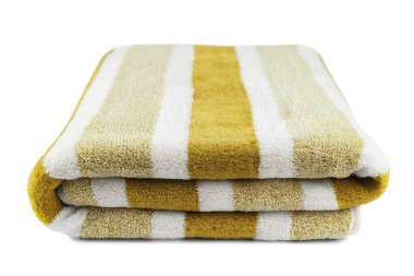 Dikkatlice katlanmış yumuşak çizgili banyo sarı havlusu beyaz arka planda izole edilmiş. Terry bezi, çizgili havlu dokusu, pamuk banyosu tekstili ya da mikrofiber plaj havlusu malzemesi.