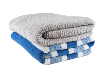 Yumuşak, kabarık çizgili gri ve mavi banyo havluları beyaz arka planda izole edilmiş. Terry bezi, çizgili havlu dokusu, pamuk banyosu tekstili ya da mikrofiber plaj havlusu malzemesi.