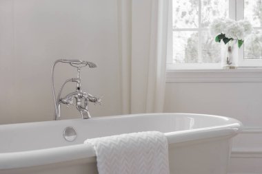 Perdeleri, penceresi ve serbest küveti olan modern minimalist banyo. Ev tasarımı, rahat atmosferli ev tasarımı.