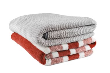 Yumuşak, kabarık çizgili gri ve kırmızı banyo havluları beyaz arka planda izole edilmiş. Terry bezi, çizgili havlu dokusu, pamuk banyosu tekstili ya da mikrofiber plaj havlusu malzemesi.
