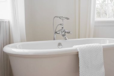 Perdeleri, penceresi ve serbest küveti olan modern minimalist banyo. Ev tasarımı, rahat atmosferli ev tasarımı.