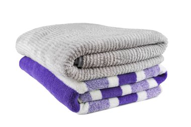 Beyaz arka planda izole edilmiş yumuşak kabarık çizgili gri ve mor banyo havluları. Terry bezi, çizgili havlu dokusu, pamuk banyosu tekstili ya da mikrofiber plaj havlusu malzemesi.