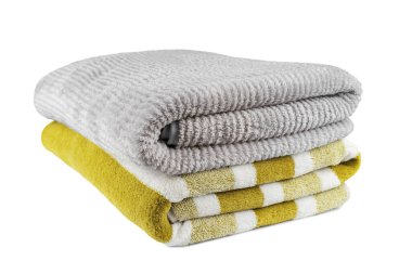 Beyaz arka planda izole edilmiş yumuşak kabarık çizgili gri ve sarı banyo havluları. Terry bezi, çizgili havlu dokusu, pamuk banyosu tekstili ya da mikrofiber plaj havlusu malzemesi.