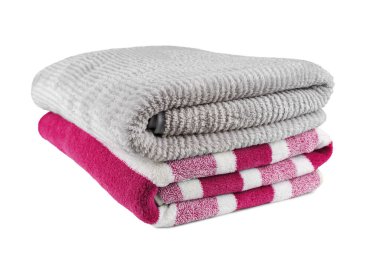 Beyaz arka planda izole edilmiş yumuşak kabarık çizgili gri ve pembe banyo havluları. Terry bezi, çizgili havlu dokusu, pamuk banyosu tekstili ya da mikrofiber plaj havlusu malzemesi.