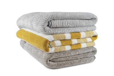 Beyaz arka planda izole edilmiş yumuşak kabarık çizgili gri ve sarı banyo havluları. Terry bezi, çizgili havlu dokusu, pamuk banyosu tekstili ya da mikrofiber plaj havlusu malzemesi.