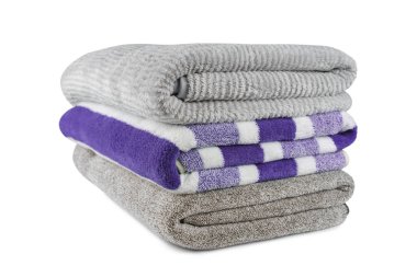 Beyaz arka planda izole edilmiş yumuşak kabarık çizgili gri ve mor banyo havluları. Terry bezi, çizgili havlu dokusu, pamuk banyosu tekstili ya da mikrofiber plaj havlusu malzemesi.