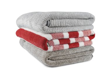 Yumuşak, kabarık çizgili gri ve kırmızı banyo havluları beyaz arka planda izole edilmiş. Terry bezi, çizgili havlu dokusu, pamuk banyosu tekstili ya da mikrofiber plaj havlusu malzemesi.