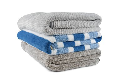 Yumuşak, kabarık çizgili gri ve mavi banyo havluları beyaz arka planda izole edilmiş. Terry bezi, çizgili havlu dokusu, pamuk banyosu tekstili ya da mikrofiber plaj havlusu malzemesi.