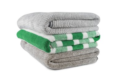 Yumuşak, kabarık çizgili gri ve yeşil banyo havluları beyaz arka planda izole edilmiş yığınla. Terry bezi, çizgili havlu dokusu, pamuk banyosu tekstili ya da mikrofiber plaj havlusu malzemesi.