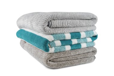 Yumuşak kabarık çizgili gri ve turkuaz banyo havluları beyaz arka planda izole edilmiş. Terry bezi, çizgili havlu dokusu, pamuk banyosu tekstili ya da mikrofiber plaj havlusu malzemesi.