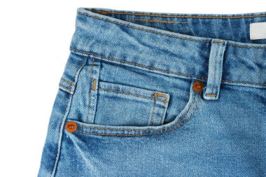 Kot pantolonun ön tarafı. Tasarım ayrıntıları, kumaş etiketi, bel, cep ve küçük cep, beyaz arka planda izole edilmiş makro. Moda konsepti, günlük giyim, iş, alışveriş, satış