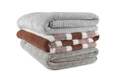 Beyaz arka planda izole edilmiş yumuşak kabarık çizgili gri ve kahverengi banyo havluları. Terry bezi, çizgili havlu dokusu, pamuk banyosu tekstili ya da mikrofiber plaj havlusu malzemesi.