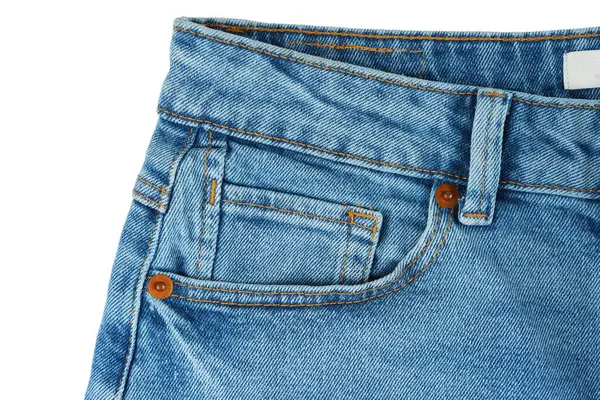 Kot pantolonun ön tarafı. Tasarım ayrıntıları, kumaş etiketi, bel, cep ve küçük cep, beyaz arka planda izole edilmiş makro. Moda konsepti, günlük giyim, iş, alışveriş, satış