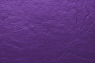 Yakın çekim, mor parlak doğal deri, deri kaplama, kabartmalı desenli sanatsal deri yüzeyi. Arkaplan, duvar kağıdı, arkaplan