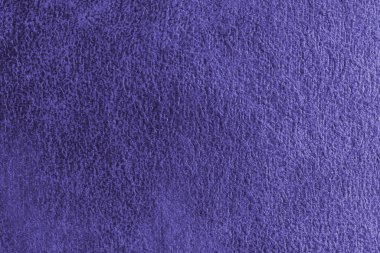 Yakın çekim, mor süet kumaşlı, soyut kabartmalı, dağınık desenli makro yapı. Döşeme, dekoratif kumaş yapı, ev dekorasyonu için tuval. Arkaplan, arkaplan, duvar kağıdı.