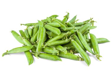 Beyaz arka planda izole edilmiş taze bezelye kabukları yığını. Çıtır ve doğal organik, bitkisel beslenme ve sağlıklı gıdalarda temiz yeme, diyet sebze, baklagil bitkisi, hasat
