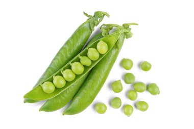 Bezelyeler etrafa saçılmış, beyaz arka planda izole edilmiş açık yeşil bezelye kabuğu. Gıda ile ilgili tasarımlar, sağlıklı yaşam tarzı ve organik ürünler için ideal görüntü baklagiller, ekinler, gıda malzemeleri