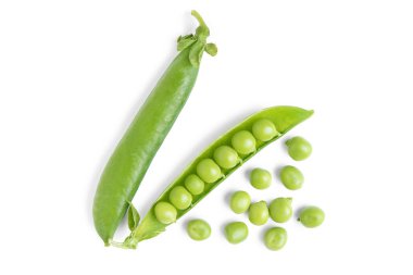 Bezelyeler etrafa saçılmış, beyaz arka planda izole edilmiş açık yeşil bezelye kabuğu. Gıda ile ilgili tasarımlar, sağlıklı yaşam tarzı ve organik ürünler için ideal görüntü baklagiller, ekinler, gıda malzemeleri