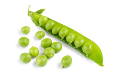 Bezelyeler etrafa saçılmış, beyaz arka planda izole edilmiş açık yeşil bezelye kabuğu. Gıda ile ilgili tasarımlar, sağlıklı yaşam tarzı ve organik ürünler için ideal görüntü baklagiller, ekinler, gıda malzemeleri