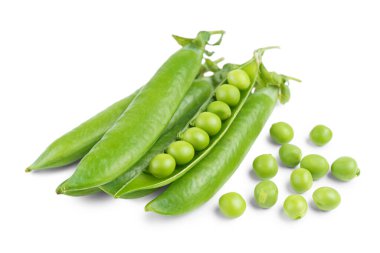 Bezelyeler etrafa saçılmış, beyaz arka planda izole edilmiş açık yeşil bezelye kabuğu. Gıda ile ilgili tasarımlar, sağlıklı yaşam tarzı ve organik ürünler için ideal görüntü baklagiller, ekinler, gıda malzemeleri