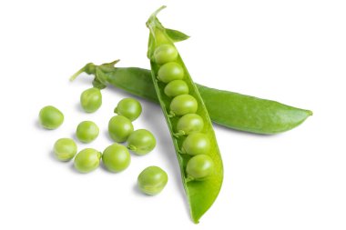 Bezelyeler etrafa saçılmış, beyaz arka planda izole edilmiş açık yeşil bezelye kabuğu. Gıda ile ilgili tasarımlar, sağlıklı yaşam tarzı ve organik ürünler için ideal görüntü baklagiller, ekinler, gıda malzemeleri