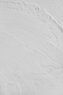 Yaklaş, parlak beyaz renkli duvar yüzeyinin makrosu kaba, dokulu ve soyut alçı darbeleriyle. Grunge arkaplanı, endüstriyel arkaplan, modern duvar kağıdı, tasarım ögesi.