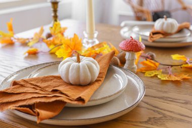 Sonbahar, sonbahar, Cadılar Bayramı ya da Şükran Günü şenlik masası. Tahta arka planda düşmüş yapraklar, balkabakları ve peçeteler..