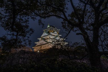 Gece Osaka Kalesi. Osaka Kalesi, Japonya 'nın Osaka eyaletinin Chuo-ku şehrinde bir Japon kalesidir. Şato Japonya 'nın en ünlü simgelerinden biridir ve Azuchimoyama döneminde Japonya' nın birleşmesinde önemli bir rol oynamıştır..
