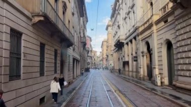Milano şehir manzarası bir tramvayın arkasından 