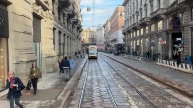 Milano şehir manzarası bir tramvayın arkasından 