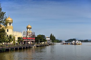 İslam Uygarlığı Parkı (Taman Tamadun Islam), Terengganu, Malezya. Taman Tamadun İslam ya da İslam Uygarlığı Parkı İslam medeniyetinin ihtişamına sahip bir açık hava eğitim parkıdır..
