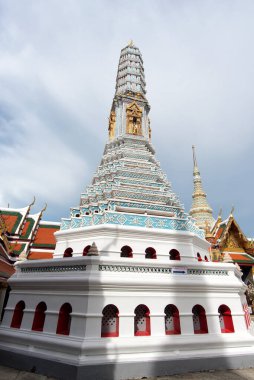 Wat Phra Kaew 'deki Phra Asadha Maha Chedi' nin (Zümrüt Buda Tapınağı) sekiz kulesinden biri, Büyük Saray, Bangkok, Tayland