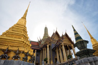 Prasat Phra Dhepbidorn ya da The Royal Pantheon, Grand Palace, Bangkok, Tayland. Kraliyet Panteonu, Tayland-Khmer tarzının 1856 yılında Kral Rama IV tarafından yapılmış bir karışımıdır..