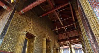 Phra Ubosot 'un sanatsal mimarisi ve dekorasyonuna yakın veya The Chapel of The Emerald Buddha veya Wat Phra Kaew, The Grand Palace, Tayland