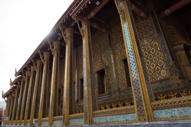 Phra Ubosot 'un sanatsal mimarisi ve dekorasyonuna yakın veya The Chapel of The Emerald Buddha veya Wat Phra Kaew, The Grand Palace, Tayland