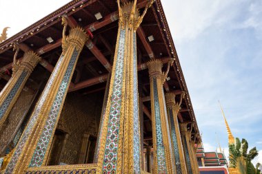 Phra Ubosot 'un sanatsal mimarisi ve dekorasyonuna yakın veya The Chapel of The Emerald Buddha veya Wat Phra Kaew, The Grand Palace, Tayland