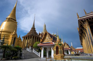 Grand Palace, Bangkok, Tayland 'da Phra Mondop. Phra Mondop, 1789 'da inşa edilmiş bir Budist kütüphanesidir. Buda' nın Kanunu 'nu içerir. Palmiye yaprağına yazılmış kutsal yazıtlar..