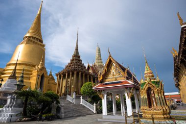 Grand Palace, Bangkok, Tayland 'da Phra Mondop. Phra Mondop, 1789 'da inşa edilmiş bir Budist kütüphanesidir. Buda' nın Kanunu 'nu içerir. Palmiye yaprağına yazılmış kutsal yazıtlar..
