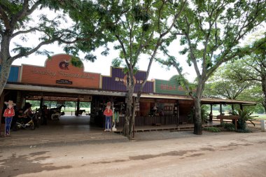 Chokchai Çiftliği, Khao Yai, Tayland 'daki muhteşem manzara ve dükkanlar. Chokchai Çiftliği Asya 'daki en büyük mandıra çiftliğidir. Bu çiftlik ünlü bir tarım turistik merkezidir..