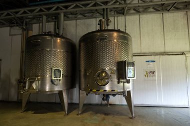 PB Valley Khao Yai, Kuzey Tayland 'da üzüm şarabı üretimi. Şarap üzümleri her yıl Ocak ayından Mart ayının ortasına kadar hasat edilir ancak masa üzümleri tüm yıl boyunca yetiştirilir ve hasat edilir..