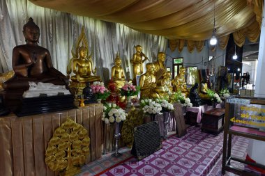 Wat Non Kum Tapınağı, Sikhio, Tayland. Wat Non Kum ya da Non Kum Tapınağı 'ndaki güzel bir Budist tapınağının girişine sabitlenmiş birden fazla keşiş heykeli Tayland Nakhon Ratchasima' nın ünlü yeri Wat Luang Phor Toh,